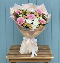 Букет цветов из:  Гвоздики, Орхидеи и Розы в Локне