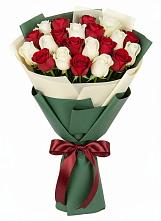 Букет Микс из красных и белых роз в Локне