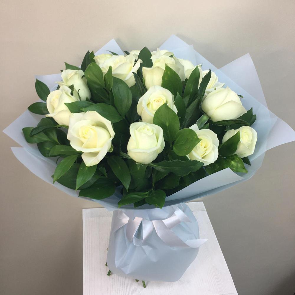 Букет 15 Белых роз Проуд в Локне