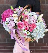 Композиция солнечный день в Локне Цветочная композиция из Розы, Хризантемы, Пионы и Лизиантусы в корзине в Локне