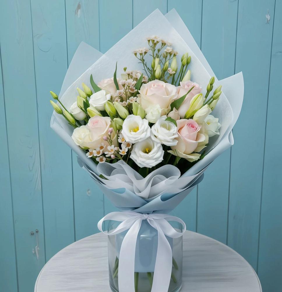 Букет цветов из: Розы и Лизиантусы в Локне