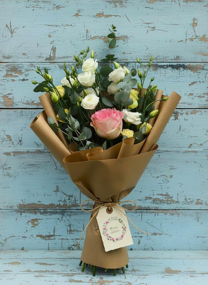 Букет цветов из: Розы и Лизиантусы в Локне