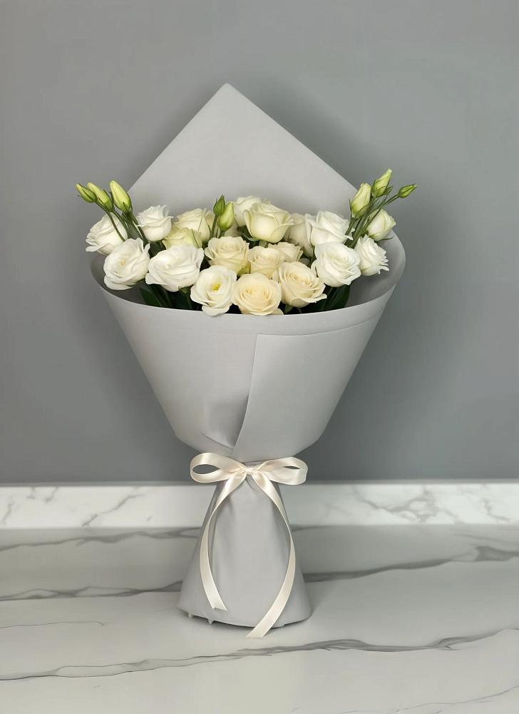 Букет цветов из: Розы и Лизиантусы в Локне