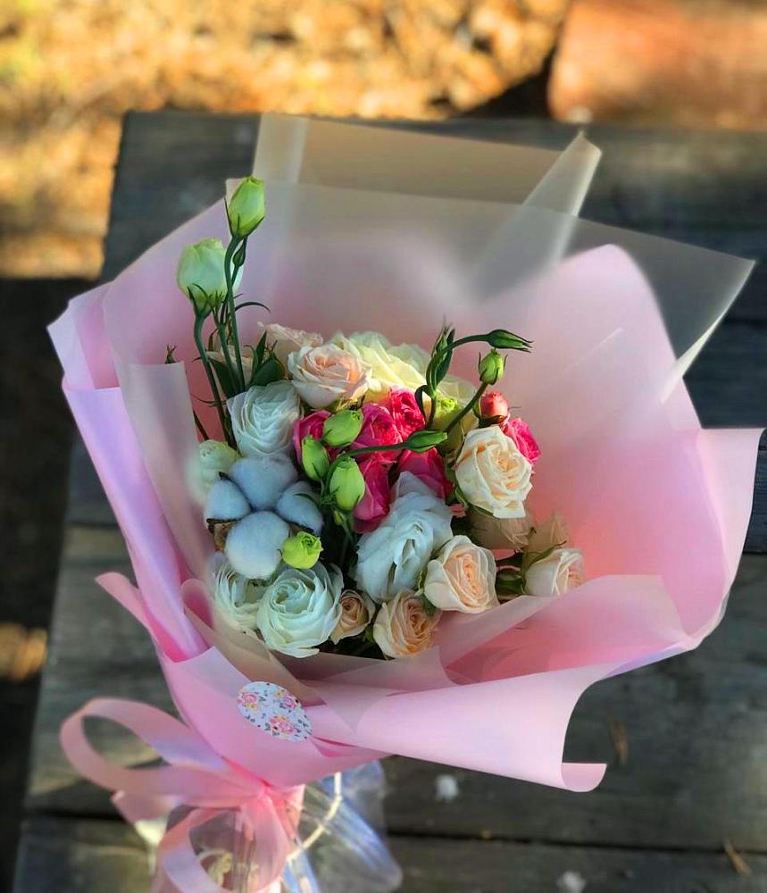 Букет цветов из: Розы и Лизиантусы в Локне