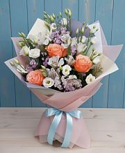 Букет цветов из:  Лизиантусы, Розы, Альстромерии и Гипсофила в Локне