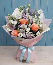 Букет цветов из:  Лизиантусы, Розы, Альстромерии и Гипсофила в Локне