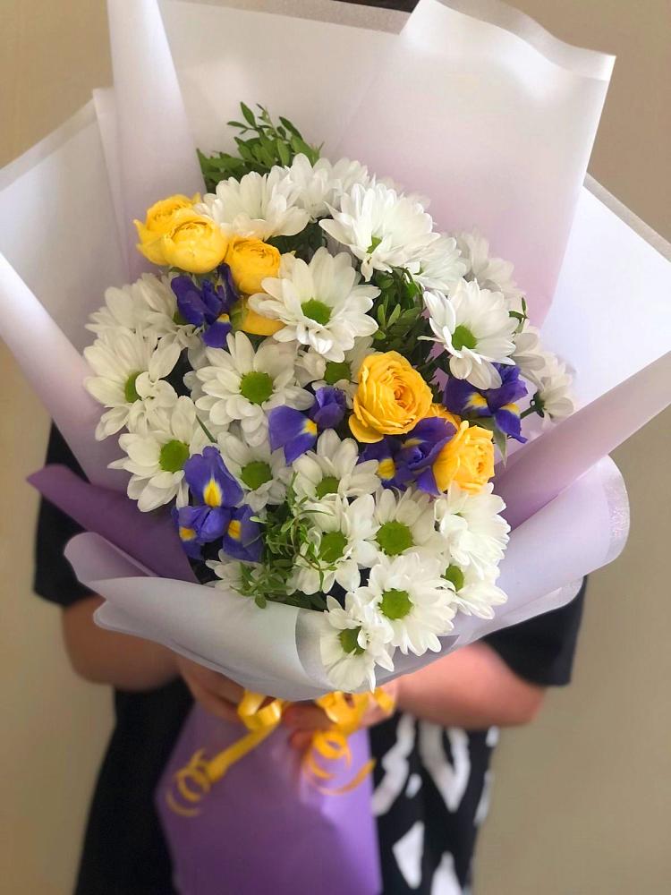 Букет цветов из: Ирисы, Хризантемы и Розы в Локне