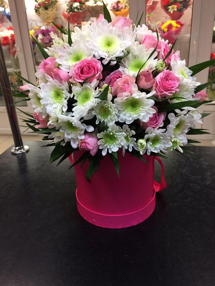 Цветочная композиция из Розы и Хризантемы в шляпной коробке в Локне