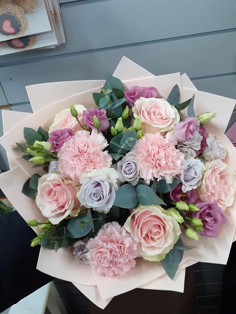 Букет цветов из: Розы, Гвоздики и Лизиантусы в Локне