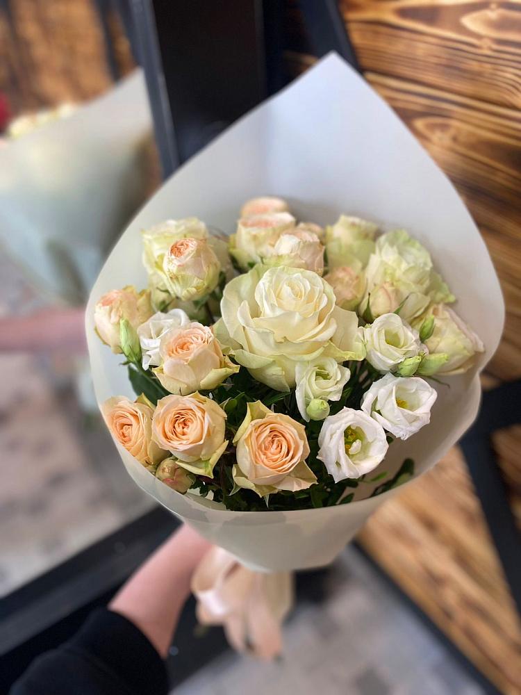 Букет цветов из: Розы и Лизиантусы в Локне