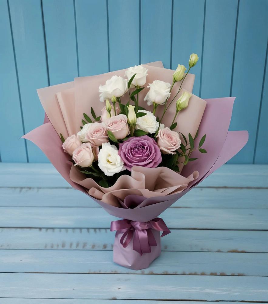 Букет цветов из: Розы и Лизиантусы в Локне